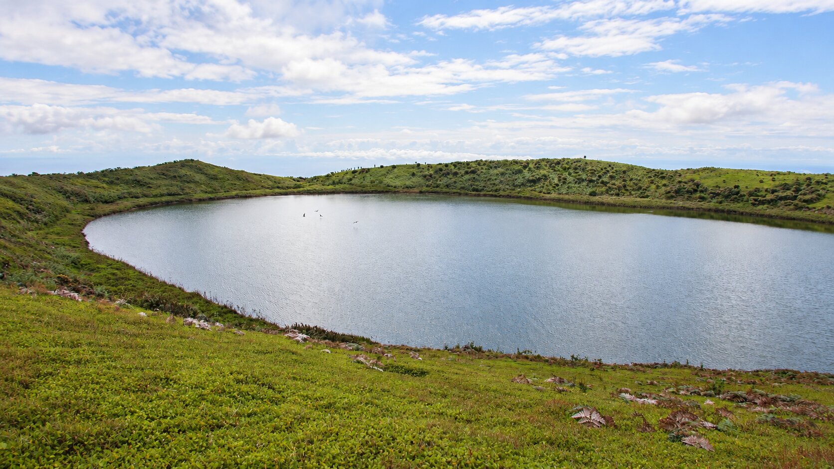 El Junco lagoon in the green highlands of San Cristóbal.